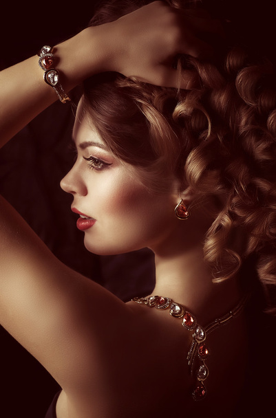 Mujer joven con maquillaje y con joyas
 - Foto, imagen