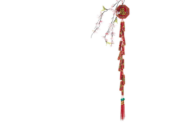 Adorno de decoración de año nuevo chino Amuleto de nudo chino con flores de cerezo sobre fondo blanco - Foto, Imagen