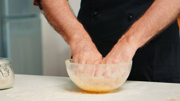 Chef amasando masa en un tazón - Foto, Imagen