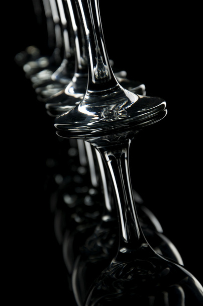 Copos de vinho e água sobre fundo preto
 - Foto, Imagem