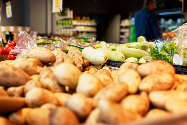 A variety of vegetables in the store. Healthy eating and vegetarianism. - Foto, Bild