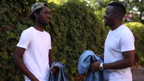 İki Afrikalı arkadaş birbirleriyle iletişim kuruyor. - Video, Çekim