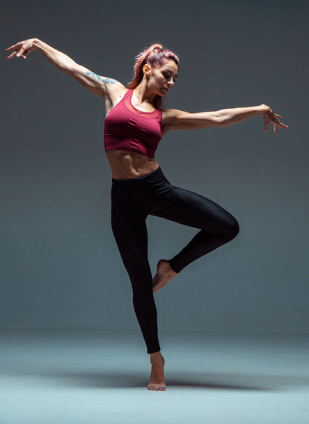 Full-length portrait of a modern female dancer dancing in sportswear. - Foto, imagen
