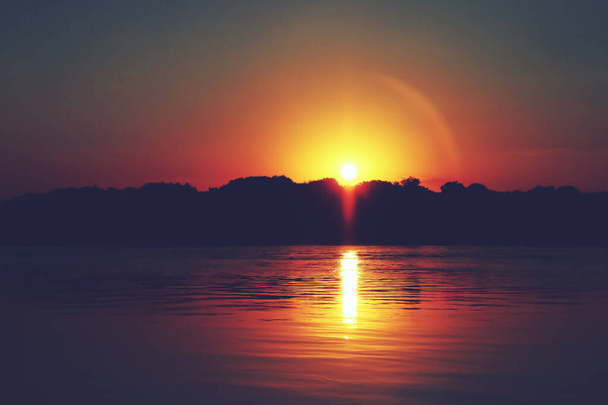 A Duna-delta partjának sziluettje naplementekor. Nufarui Szent György ág Romániában. - Fotó, kép