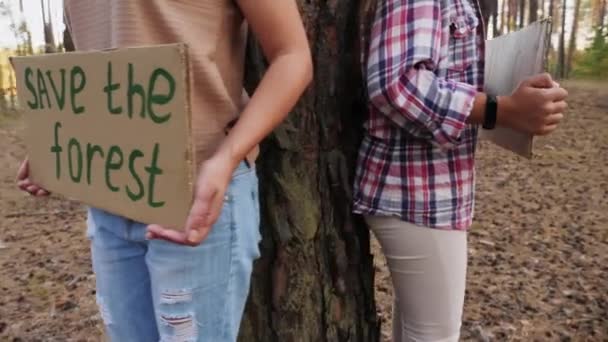 Родина протестувальників з плакатами в лісі
 - Кадри, відео
