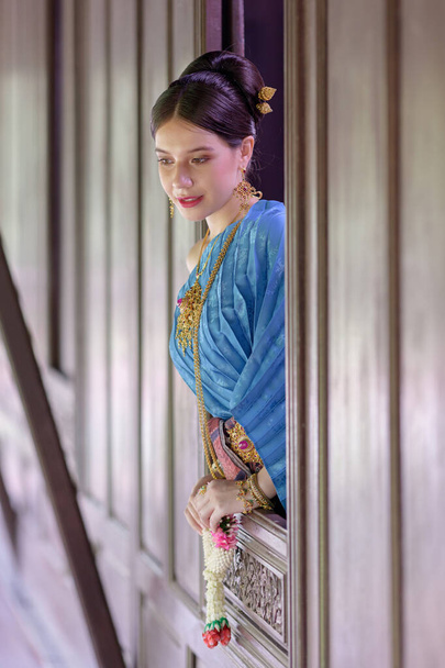 Retrato de modelo tailandés en traje de época tailandesa - Foto, Imagen