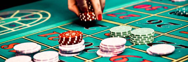 Wedden en roulette spelen in casino, gokken advertentie - Foto, afbeelding