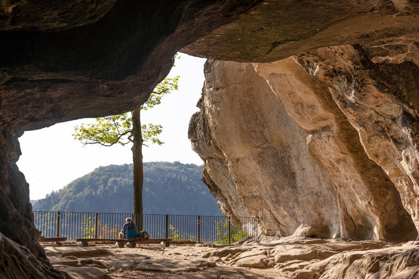 スイスのザクセン州にクストルという名前の岩の洞窟。ドイツ - 写真・画像