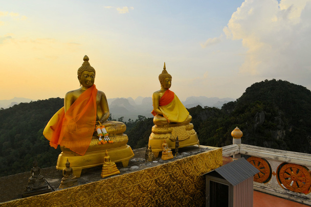 Buddha guardando il tramonto al tempio di montagna
 - Foto, immagini