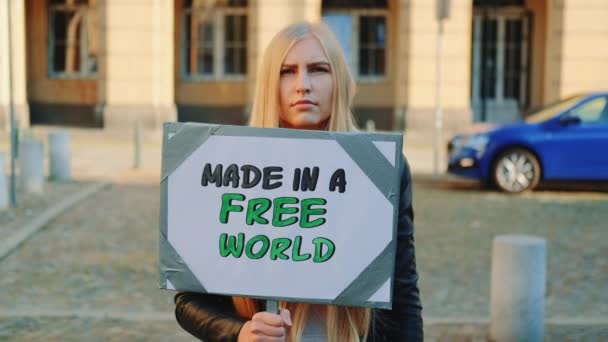 Made in a free world - hasło protestu w mieście - Materiał filmowy, wideo