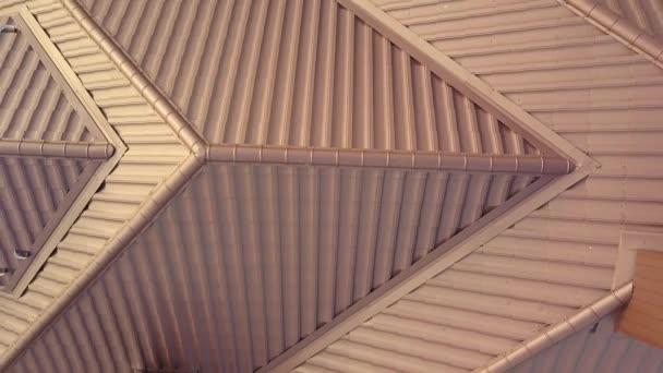 Vista aérea de la estructura del techo de la casa cubierta con láminas de azulejos de metal marrón. - Imágenes, Vídeo