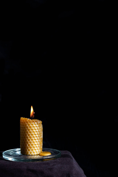 svíčka hoří ve tmě, halloween nebo predikce koncepce - Fotografie, Obrázek