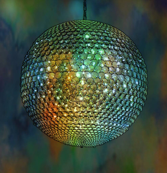 Блестящий шар, подвешенный на цепи с яркими красками - Фото, изображение