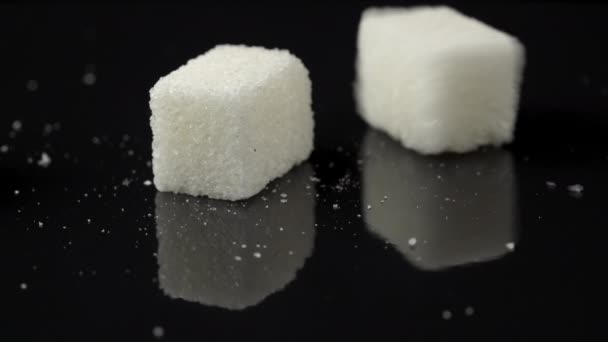 Filmagem de cubos de açúcar branco caindo no fundo preto - Filmagem, Vídeo