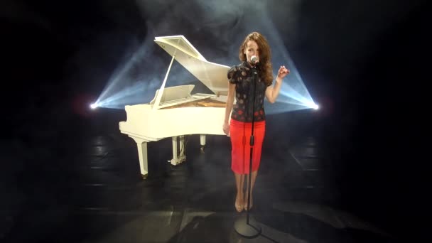 cantora feminina retro cantando jazz em microfone no palco com holofotes e piano branco, música. - Filmagem, Vídeo