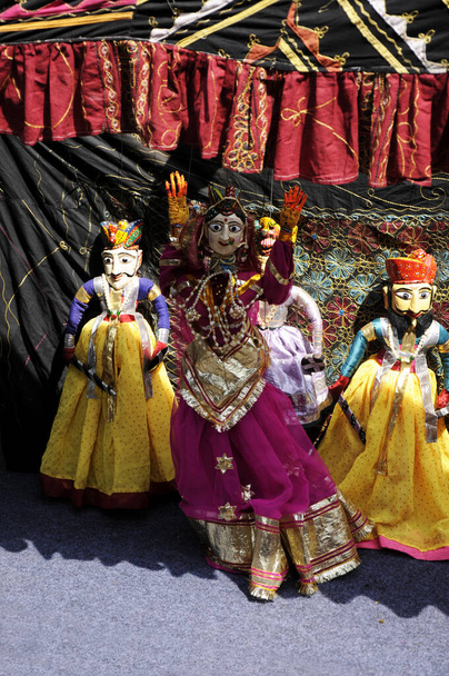 Bunte Rajasthani Puppen von Jaisalmer. Traditionelle Puppentheater in Rajasthan ist eine beliebte Touristenattraktion. - Foto, Bild