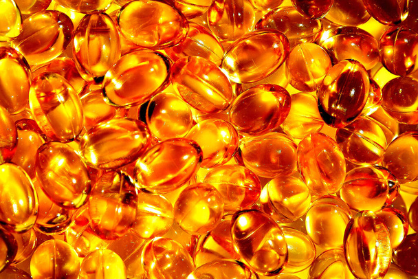 Veel gele capsules, gouden olie vis omega 3 capsules- Omega-3 olie pils op witte achtergounf. Visolie. - Foto, afbeelding