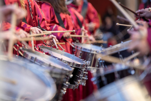 крупним планом руки грають на барабані під час Великодня
 - Фото, зображення