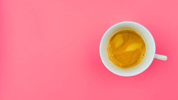 Kuppi maukasta espresso kahvia vaaleanpunainen tausta kopioi tilaa ylhäältä - Valokuva, kuva