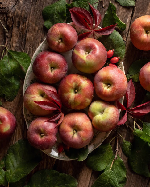Manzanas frescas en un plato sobre una mesa, vista superior - Foto, Imagen