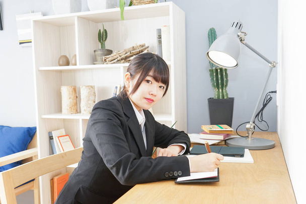 nuori aasialainen nainen yllään muodollinen vaatteita toimistossa - Valokuva, kuva