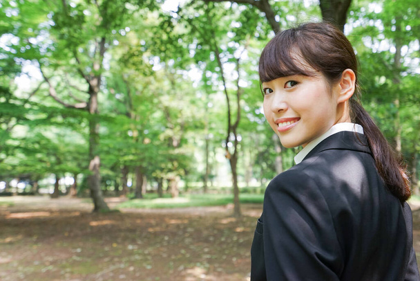 Молодая деловая женщина позирует в зеленом парке - Фото, изображение