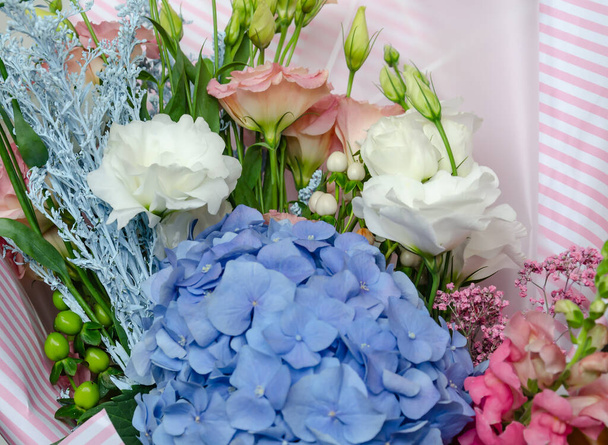 eustoma e hortênsia flores brilhantes naturais em um buquê, um presente para as férias na mesa, close-up - Foto, Imagem