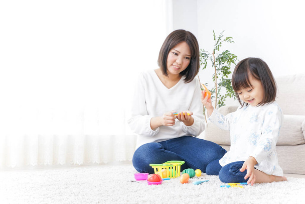 matka i dziecko bawią się zabawkami na dywanie - Zdjęcie, obraz