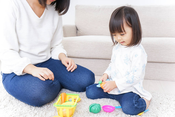 madre e bambino che giocano con i giocattoli sul tappeto - Foto, immagini