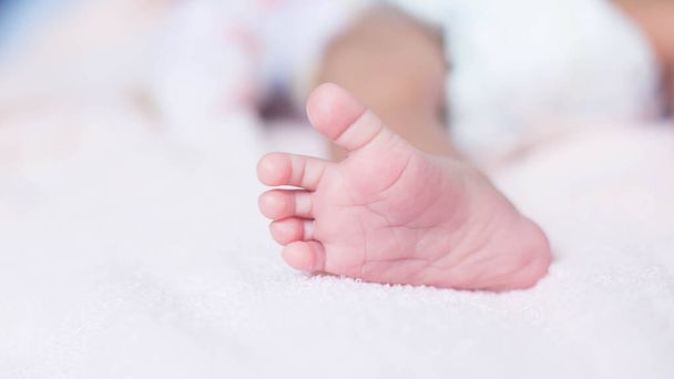 Крупним планом новонародженої дитини
 - Фото, зображення