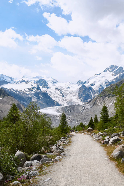 Morteratsch, Suiza - 22 de julio de 2020: Vista del sendero del glaciar Morteratsch - Foto, Imagen