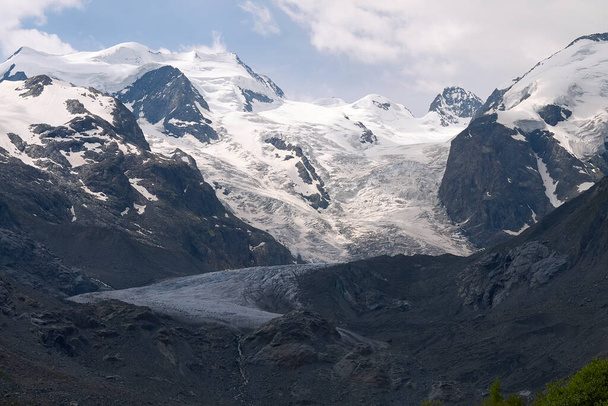 Morteratsch, Швейцарія - 22 липня 2020: Вид на льодовик Мортерач - Фото, зображення