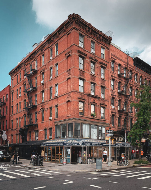The corner of 2nd Avenue and 4th Street in the East Village, Manhattan, New York City - Фото, изображение