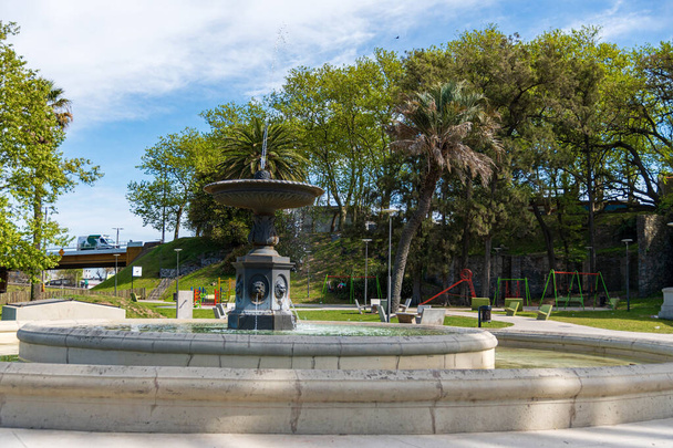 Міський парк на узбережжі Монтевідео біля затоки. - Фото, зображення