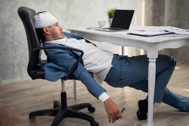 Retrato del empresario estresado en trajes sentado en silla en la oficina con informes financieros en la oficina - Foto, Imagen
