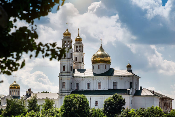 Όμορφο μοναστήρι του Πατριαρχείου της Μόσχας στην Ουκρανία. - Φωτογραφία, εικόνα