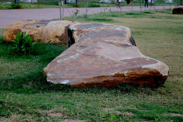 Großer Stein auf Gras im Garten - Foto, Bild