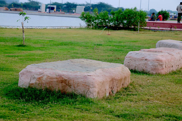 Großer Stein auf Gras im Garten - Foto, Bild