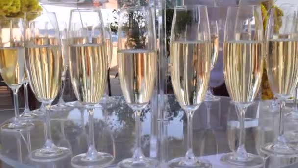 Champagner-Kaskade bei der Veranstaltung, bei der Hochzeit, bei einem Galaempfang und Feiertagsfeier im Restaurant. Sektgläser vorhanden. Sektgläser. Partyzeit. Champagnerblasen. - Filmmaterial, Video