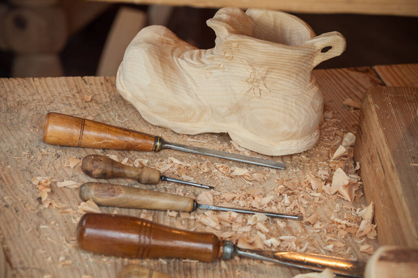 detalle de una mesa de un laboratorio de escultor de madera  - Foto, Imagen