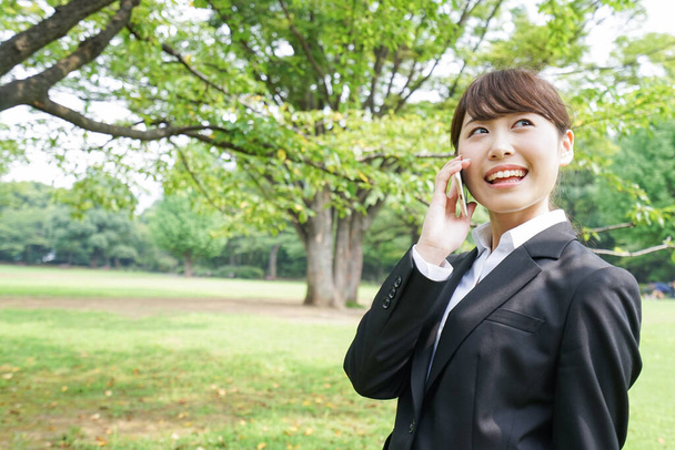 young asian businesswoman calling outside - 写真・画像