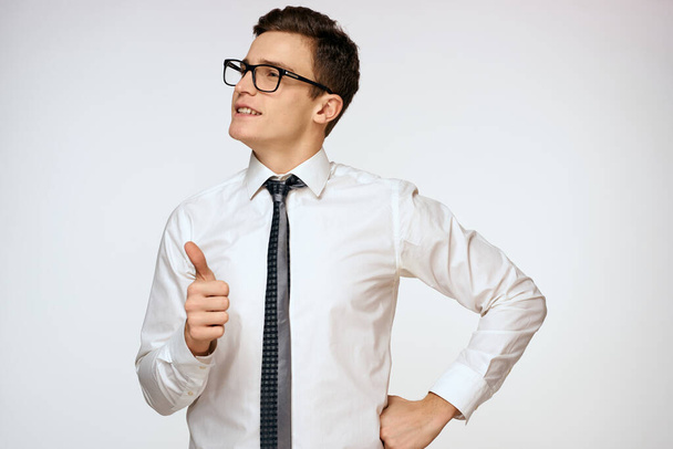 Hombre de negocios en camisa blanca con corbata usando gafas gerente ejecutivo de confianza en sí mismo - Foto, Imagen