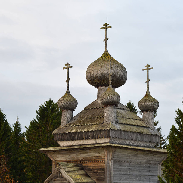 Russia. Karelia. Five-headed crown of the Ancient Orthodox Peter and Paul wooden Church on the shore of White Sea in pomor village Virma. Built in 1625  - Foto, immagini