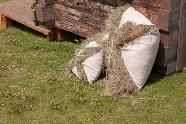Сельская местность во время уборки сена в Валь-Гардене в Доломитах - Фото, изображение