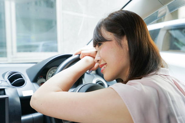 Joven asiático mujer durmiendo en coche - Foto, Imagen