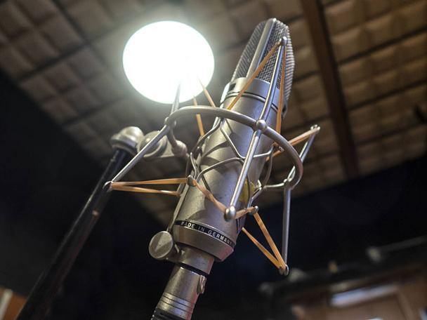 Microphones à condensateur qui sont utilisés pour l'enregistrement audio et la chanson. Dispositifs de voix off et d'annulation du bruit dans un studio. - Photo, image