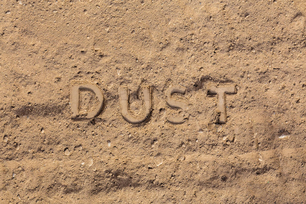 la palabra polvo en relieve en la superficie de la carretera polvorienta en perspectiva plana laica - Foto, imagen