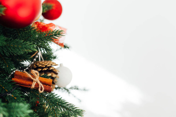 Las ramitas del árbol de Navidad con las bolitas de la decoración para el nuevo año el lugar para las inscripciones - Foto, Imagen