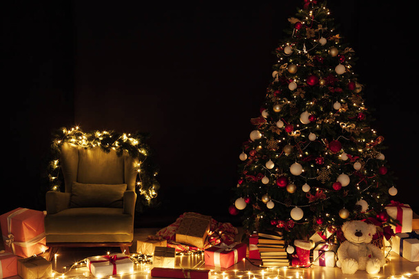 Χριστουγεννιάτικο δέντρο λάμπει φως γιρλάντες Παραμονή Πρωτοχρονιάς φως - Φωτογραφία, εικόνα