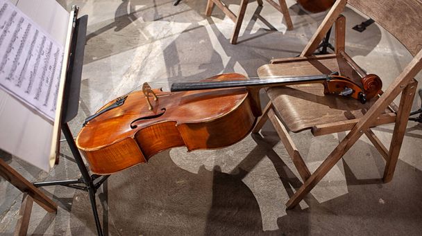 los instrumentos musicales de la orquesta sinfónica descansan antes del concierto. - Foto, Imagen